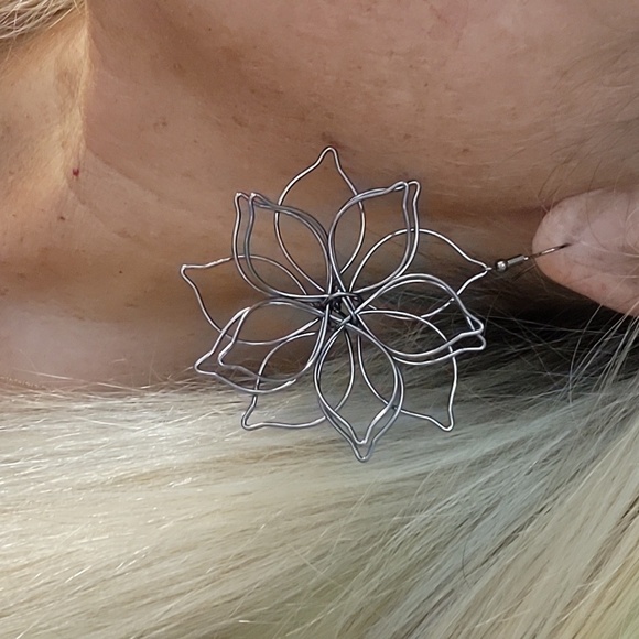 FLORAL SCULPTURE EARRINGS - Picture 2 of 6